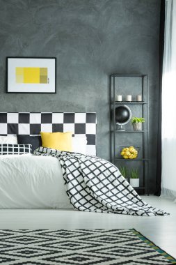 Karanlık odada kral yatak