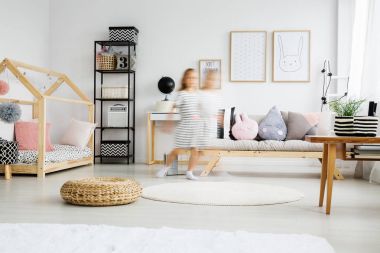 Pastel dairesinde çalışan çocuk