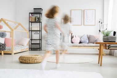 Çalışan kız görünümünü