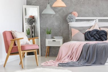 Pembe koltuk ve ayna