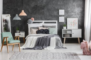 Dolap ayakta yatak yanında