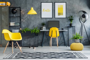 Metal mobilya ile çalışma alanı