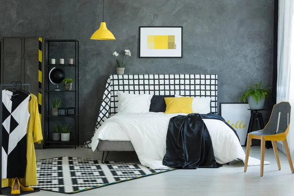 Siyah küre ile öğrencinin yatak odası