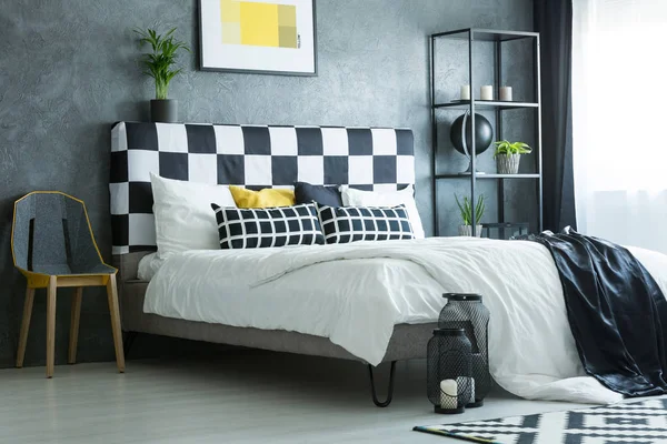 Sedia di design accanto al letto king-size — Foto Stock