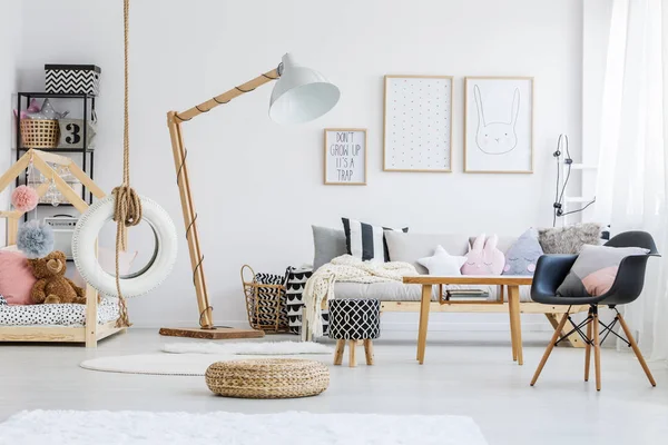 Scandi zimmer von mädchen — Stockfoto