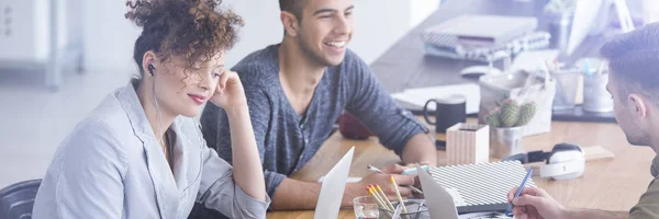 Ragazzo e ragazza che lavorano insieme — Foto Stock