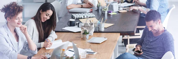 Menschen im Coworking Space — Stockfoto