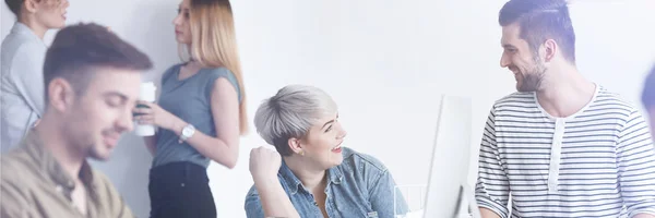 Pessoas internacionais trabalhando juntas — Fotografia de Stock