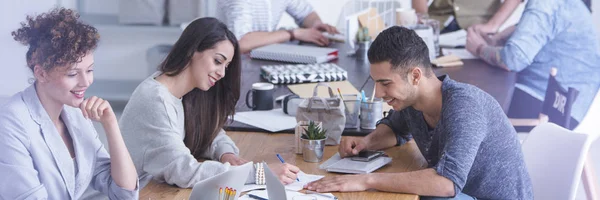 Internationella studenter som studerar tillsammans — Stockfoto