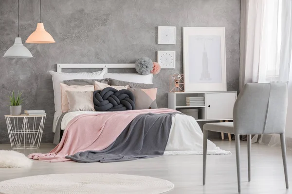 Yatak odasında posterler