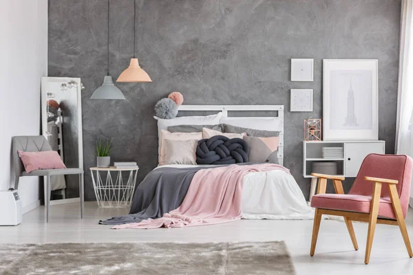 Yataktan düşen battaniye