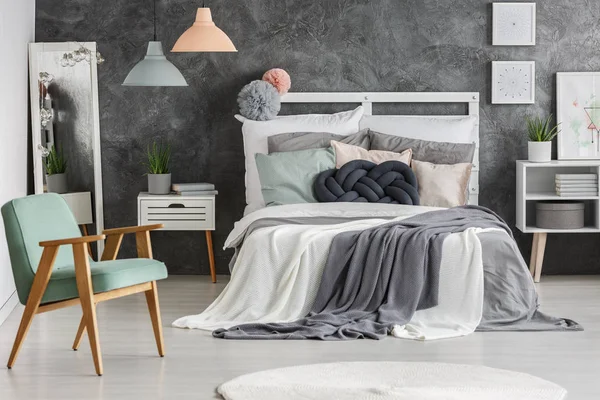 Bed met rommelig dekens — Stockfoto