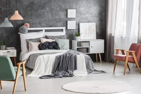 Dolap üzerinde yerleştirilen poster