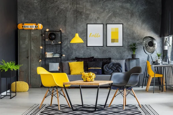 Желтый и серый промышленный офис — стоковое фото