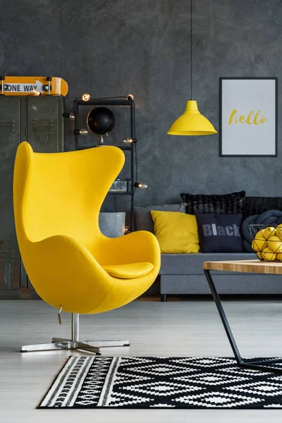 Sarı ayrıntıları ile oturma odası — Stok fotoğraf