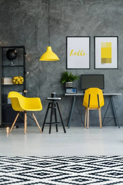 Skandinaviska rum med gula Detaljer — Stockfoto