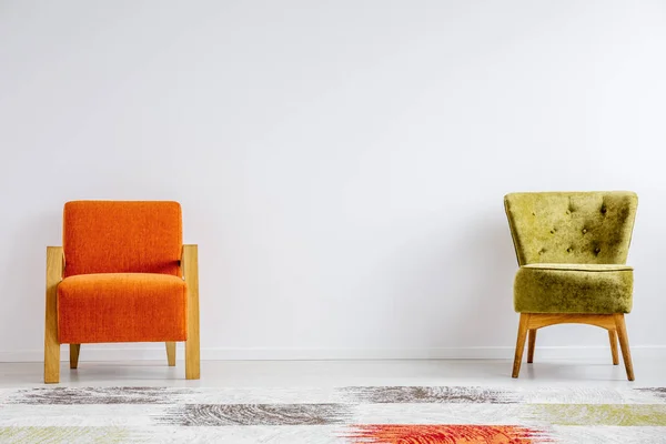 Twee verschillende retro stoelen — Stockfoto