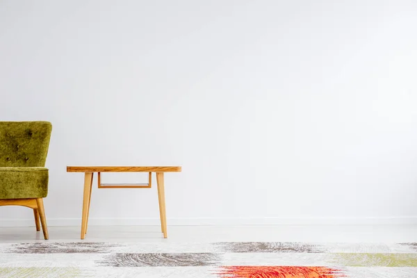 Green chair next to wooden table — Stock Photo, Image