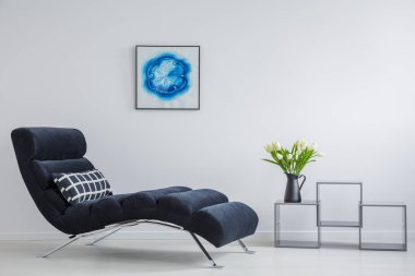 Raf yanındaki siyah şezlong