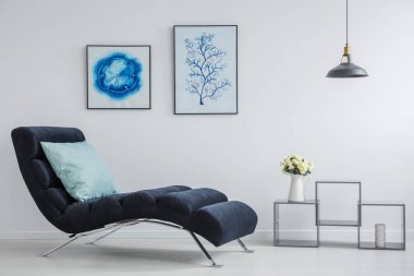 Siyah şezlong üzerinde mavi yastık