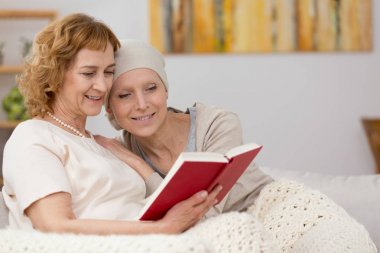 Kitap okuyan bir kadın.
