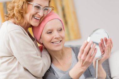 Yeni eşarp üzerinde çalışıyor