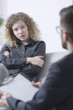 Kadın onun keder hakkında söz