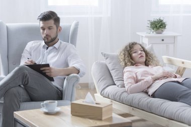 Kadın psikanalist'ın ofisinde