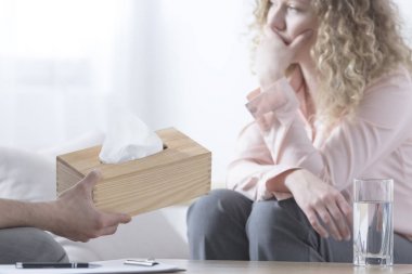 depresif kadın ağlıyor