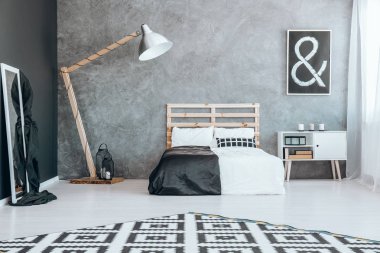 Siyah ve beyaz yatak odasında ayna