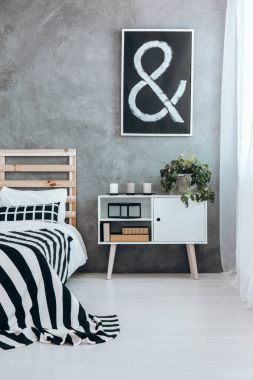 Beyaz raf yukarıdaki basit resim