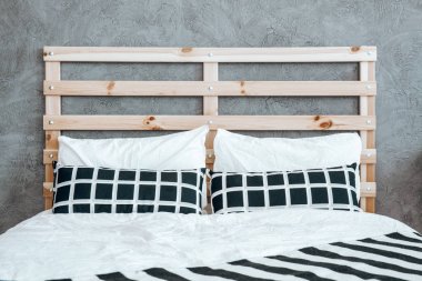 Damalı deseni ile iki yastık