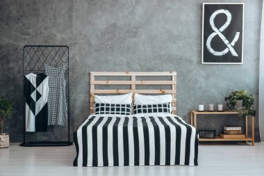 Ahşap yatak soyulmuş yorgan