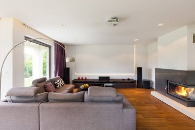 şömineli modern oturma odası