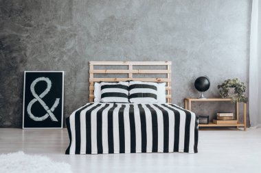 Beyaz parlak zemin üzerinde siyah resim 