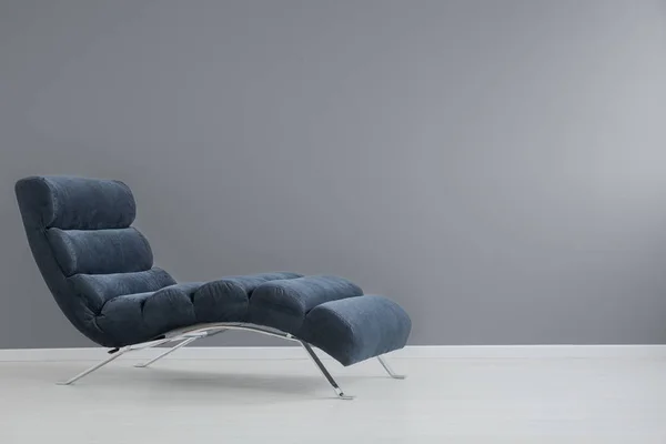 Blu navy chaise lounge — Foto Stock
