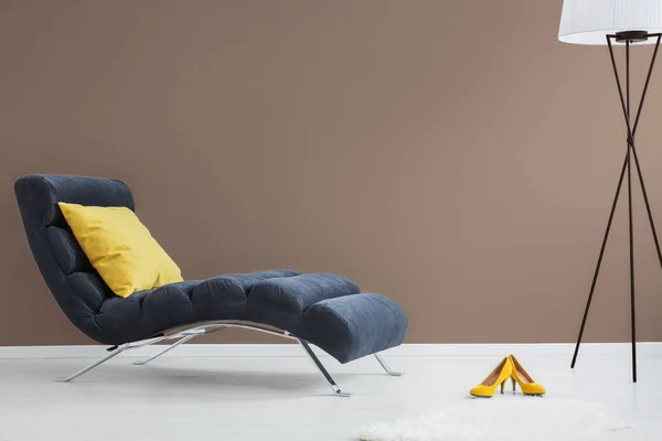 Chaise lounge negro con almohada amarilla —  Fotos de Stock