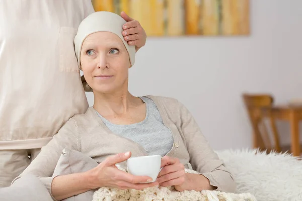 Mujer enferma y té — Foto de Stock