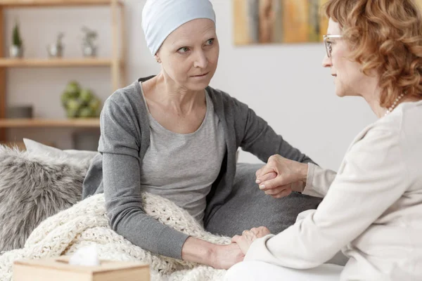 Kız kardeşinin elini tutarak