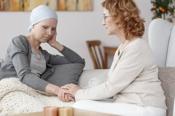 Frau und Krebsrückfall — Stockfoto