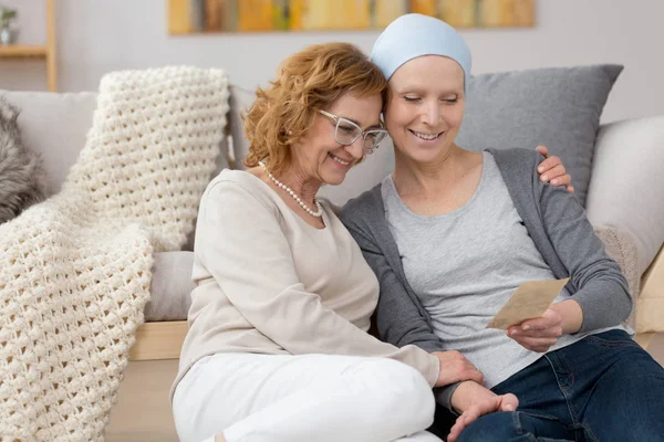 Eski fotoğraf holding