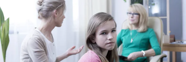 Beledigd meisje tijdens therapie — Stockfoto