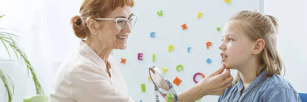 Girl at speech therapist — Stock Photo, Image