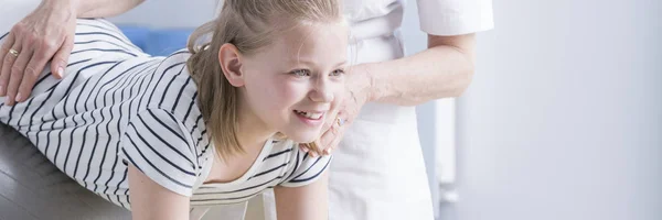 Niña haciendo ejercicio — Foto de Stock