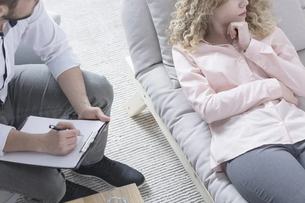 Vrouw lijdt aan PTSS — Stockfoto