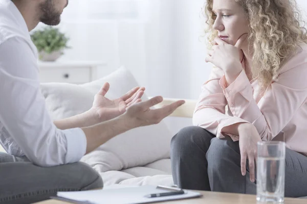 Terapeuta conversando com seu paciente — Fotografia de Stock