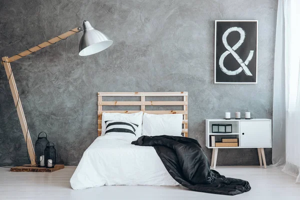 Kral yatak üzerinde siyah yorgan