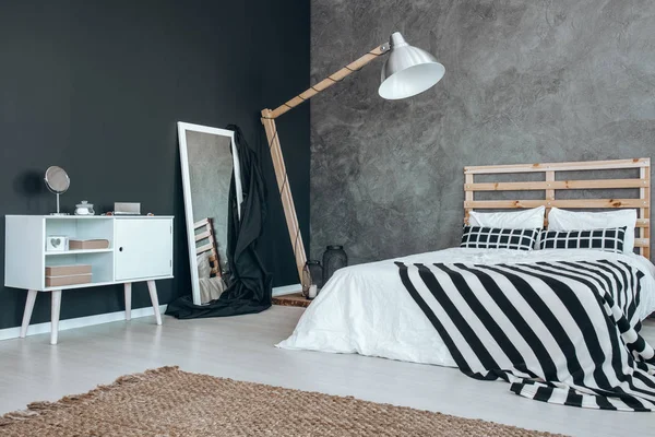 Beyaz tuvalet paletinde göz farı