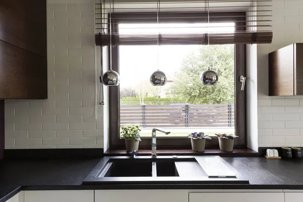 Zarif mutfak ile karanlık tezgah