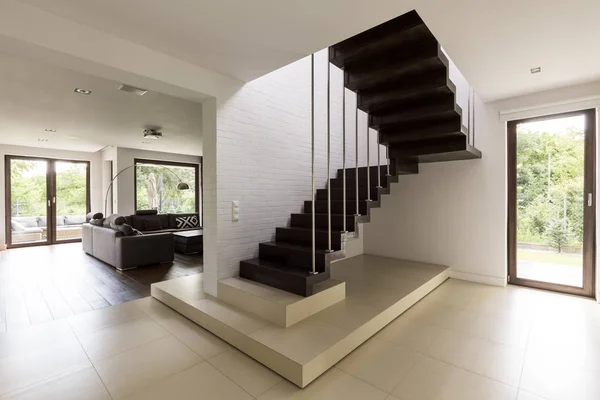 Treppe im Wohnzimmer — Stockfoto